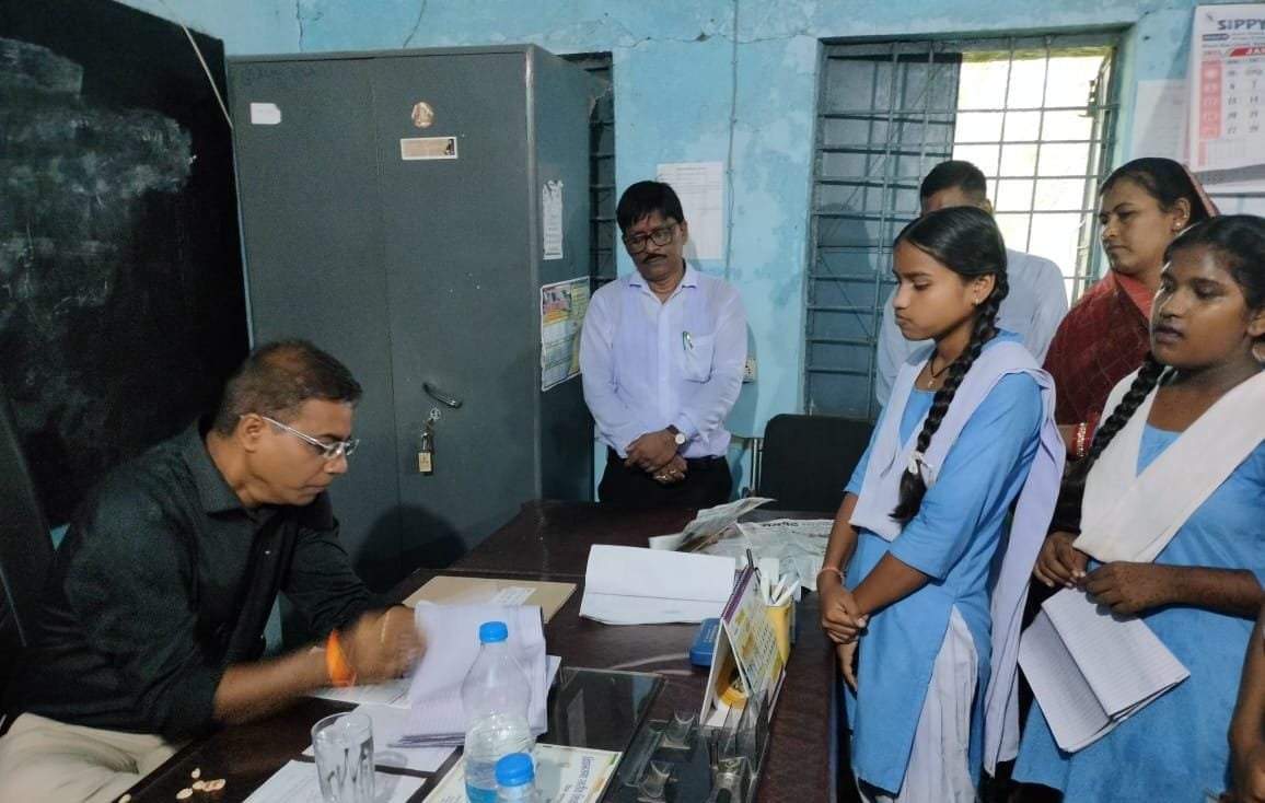 (सारंगढ़ बिलाईगढ़) परसदा बड़े स्कूल में आयोजित मेगा पालक कार्यक्रम में शामिल हुए कलेक्टर डॉ कन्नौजे