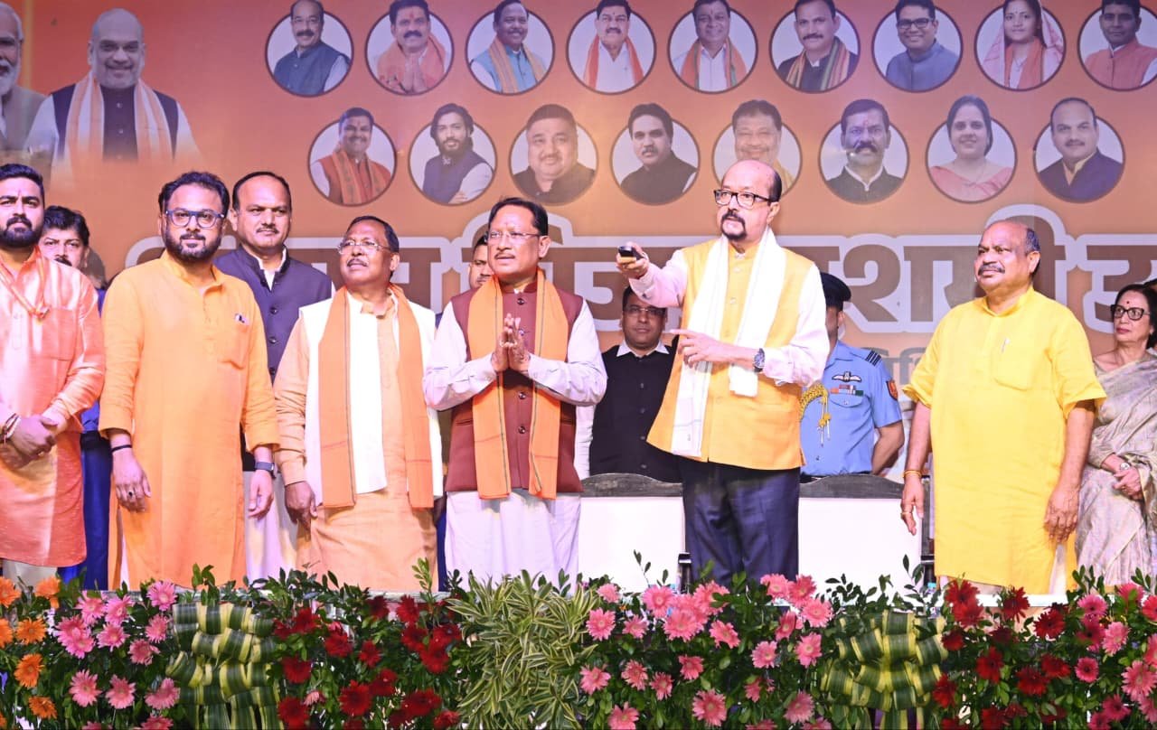 (रायपुर) विजयादशमी पर आत्मसमर्पण की गूंज : बीजापुर में 103 नक्सलियों ने छोड़ा हिंसा का रास्ता