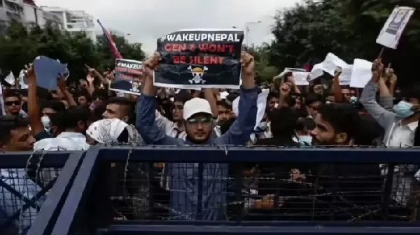 राष्ट्रपति और प्रधानमंत्री के घरों में घुसी भीड़, नेपाल में आगजनी और हिंसा का दौर जारी