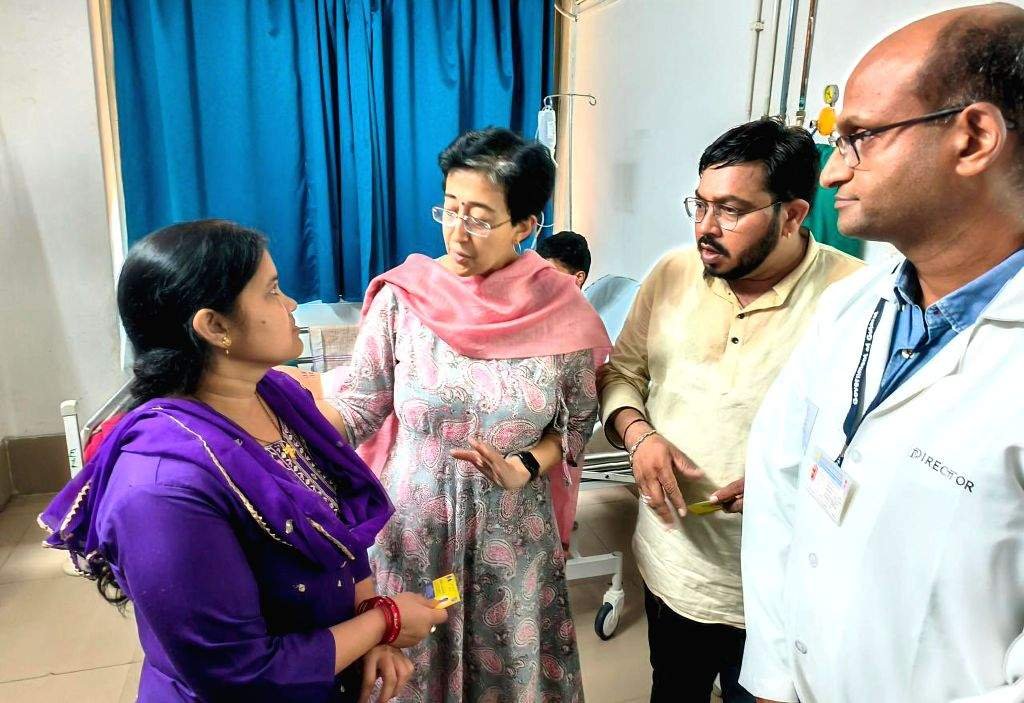 आप नेता आतिशी ने एयर इंडिया विमान हादसे में घायल लोगों से मुलाक़ात की