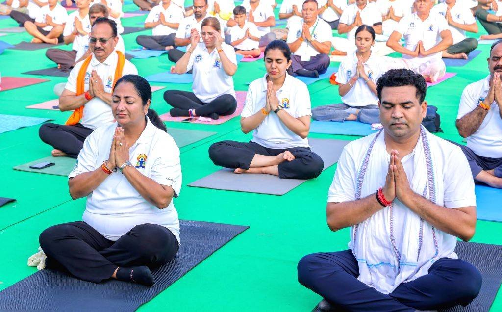 दिल्ली में यमुना के बीच में सीएम रेखा गुप्ता ने मंत्री और सांसद मनोज तिवारी संग किया योग