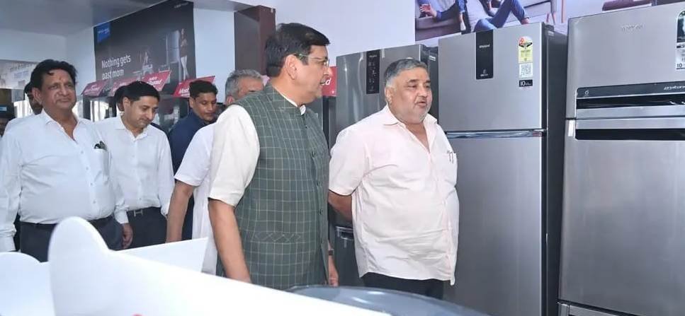 (रायपुर) व्यापारियों और उपभोक्ताओं के बीच पहुँचे पर्यटन मंत्री अग्रवाल