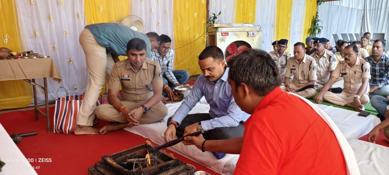 (धमतरी ) पारंपरिक विश्वकर्मा जयंती के अवसर पर पुलिस लाइन धमतरी में यंत्रों,उपकरणों एवं वाहनों की पूजा