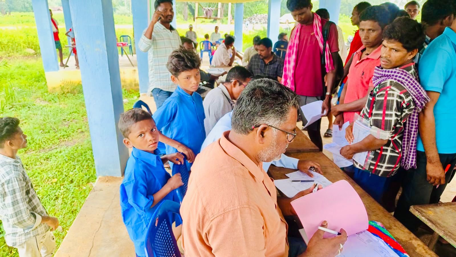  (सुकमा)  नियद नेल्लानार योजना-ग्रामीणों की दहलीज पर पहुँची प्रशासनिक टीम, ग्रामीणों में उत्साह