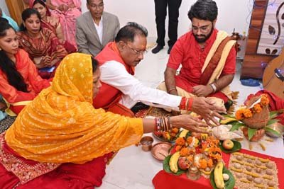 (रायपुर) शपथग्रहण से पूर्व मुख्यमंत्री ने परिजनों के साथ की अपने घर में पूजा
