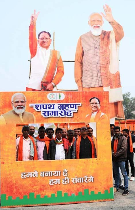 (रायपुर) सेल्फी जोन में फोटो लेने उमड़ी भीड़