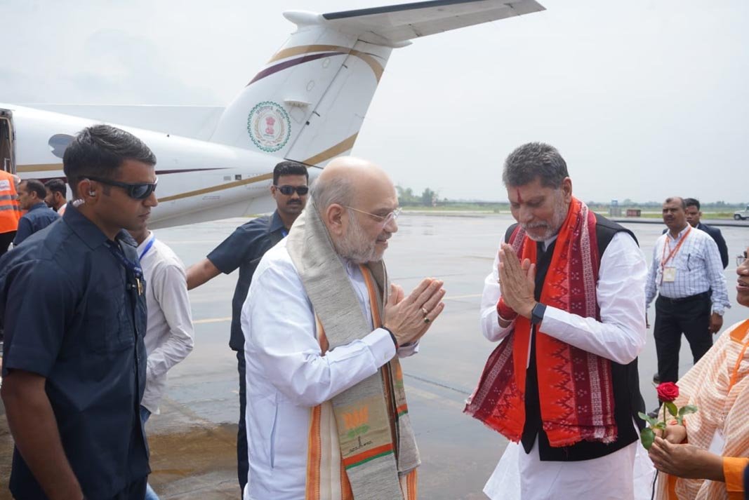 (जगदलपुर)  मुरिया दरबार में शिरकत करने पहुंचे सेंट्रल होम मिनिस्टर शाह का एयरपोर्ट में किया गया आत्मीय स्वागत