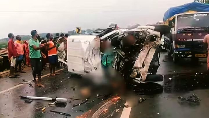 पश्चिम बंगाल के पुरुलिया में ट्रक और बोलेरो की आमने-सामने टक्कर, 9 की मौत