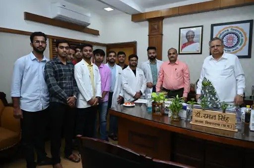 (रायपुर) विधानसभा अध्यक्ष से संगवारी भवन मांगने पहुंचे मेडिकल छात्र
