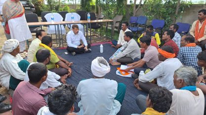 (कवर्धा) कलेक्टर ग्राम केजेदाह पहुंचकर प्रभावित किसानों से मिले
