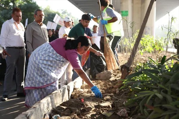 राजधानी में भव्य मेगा स्वच्छता अभियान, मुख्यमंत्री रेखा गुप्ता ने रिंग रोड पर किया नेतृत्व