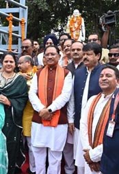 (रायपुर)  मुख्यमंत्री ने राष्ट्रपिता महात्मा गांधी और पूर्व प्रधानमंत्री लाल बहादुर शास्त्री की प्रतिमा पर किया माल्यार्पण