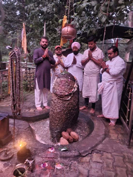 (धमतरी) हरमीत ने कोटेश्वर महादेव की पूजा अर्चना की