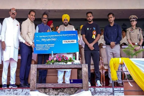 संकट की घड़ी में साथ : नितिन कोहली ने -1मिशन चढ़दी कलाÓ के तहत 50 लाख रुपये बाढ़ राहत कोष में योगदान दिया