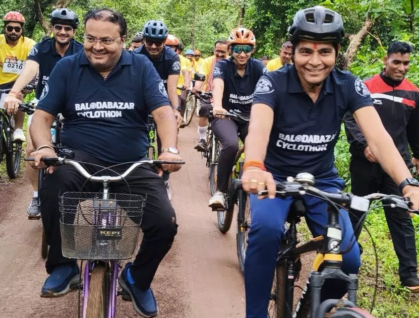 (रायपुर) स्वास्थ्य के प्रति सजगता दिखाते मंत्री वर्मा ने साइक्लिंग में लिया हिस्सा