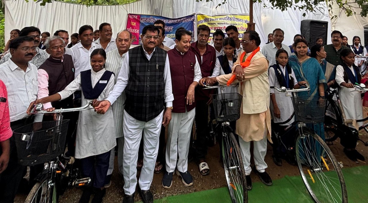 (रायपुर) खाद्य मंत्री बघेल वृक्षारोपण और सायकल वितरण कार्यक्रम में हुए शामिल