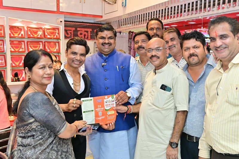 (दुर्ग) कैबिनेट मंत्री गजेन्द्र यादव से इंदिरा मार्केट में व्यापारियों ने की मुलाकात