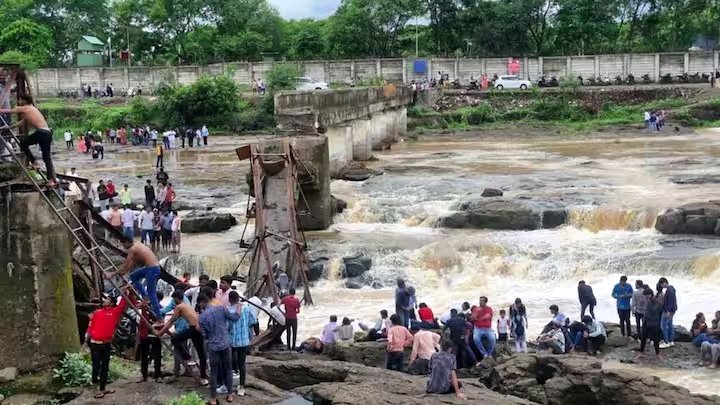 पुणे में इंद्रायणी नदी पर बना पुल ढहने से 30 लोग बहे, 6 लोगों की मौत, बचाव अभियान जारी
