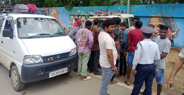 (बीजापुर) यातायात नियमों के उल्लंघन करने वाले स्कूली वाहनों को दी गई समझाइश