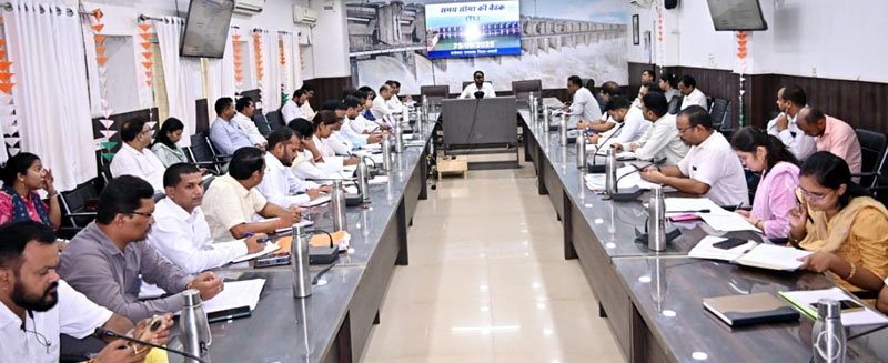 (धमतरी) समय सीमा बैठक में कलेक्टर ने दिए निर्देश