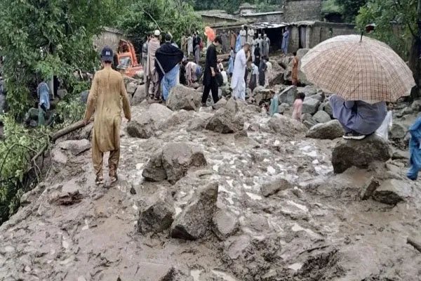 कुदरत का कहर : बादल फटने से आई बाढ़ ने मचाई तबाही, 48 घंटे में 340 लोगों की मौत; मलबे में दबे सैकड़ों लोग