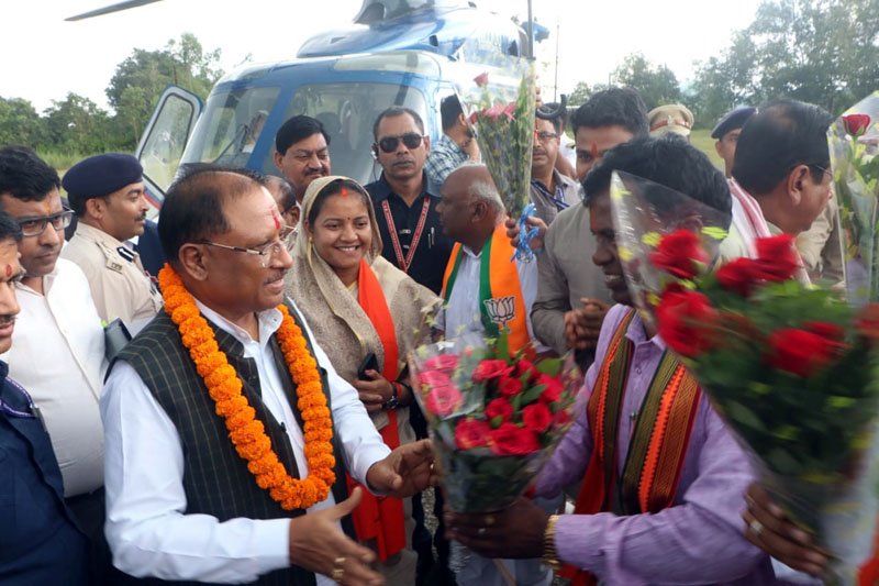 (रायपुर) मुख्यमंत्री सियान सम्मान कार्यक्रम में शामिल होने सूरजपुर पहुंचे