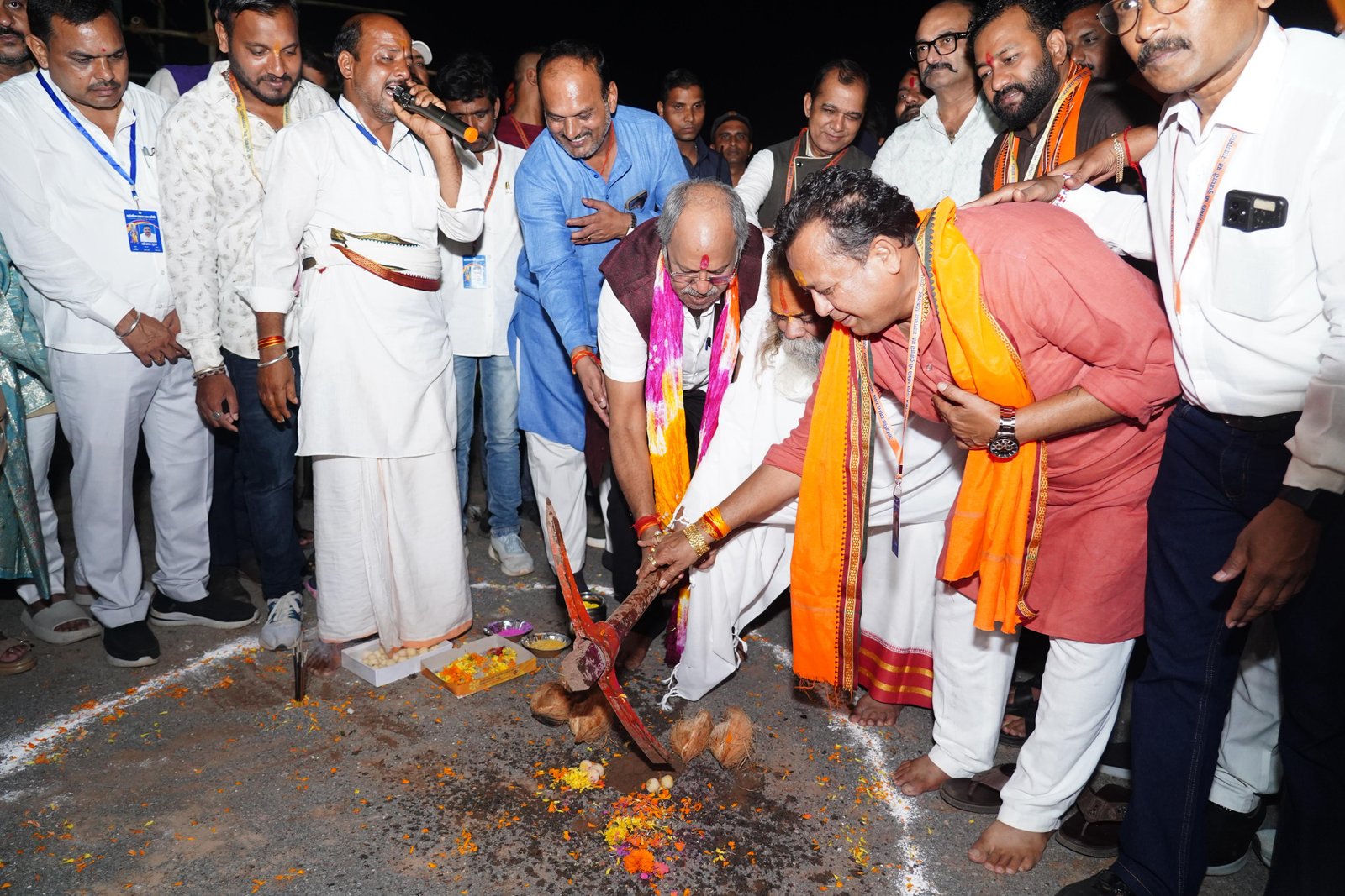 (रायपुर) रावणभाठा दशहरा मैदान में विजयादशमी महोत्सव का भूमिपूजन, सांसद बृजमोहन ने किया बैडमिंटन हॉल का लोकार्पण