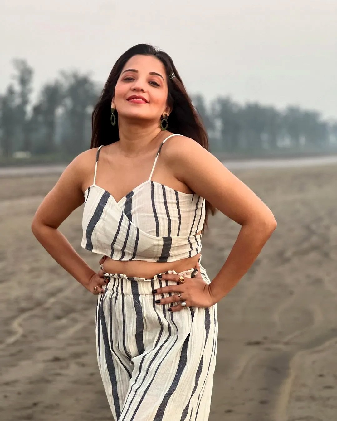 समुंद्र के किनारे मोनालिसा ने दिखाईं कातिल अदाएं, एक्ट्रेस की हॉटनेस देख फैंस का मचला दिल
