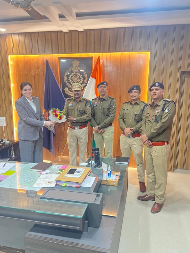 (राजनांदगांव) पुलिस अधीक्षक ने उपनिरीक्षक इब्राहिम खान को स्टार लगाकर उप निरीक्षक के पद पर पदोन्नत किया