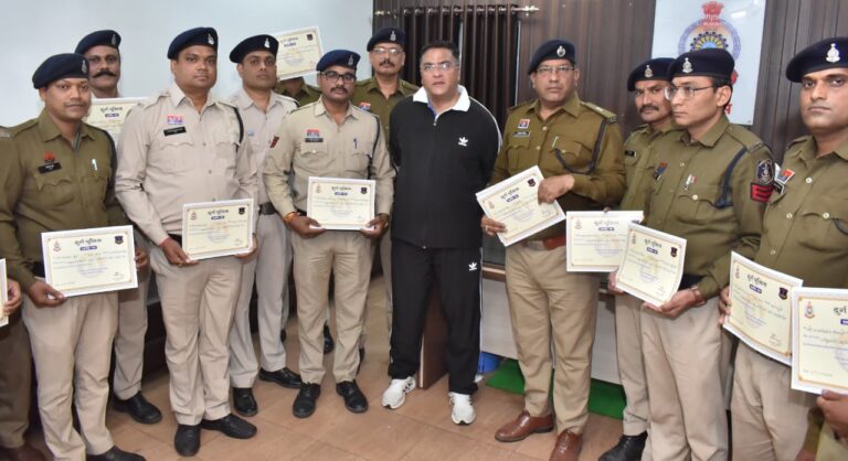 (दुर्ग) चाकूबाजों को पकडऩे में महत्वपूर्ण भूमिका निभाने वाले कर्मी हुए सम्मानित