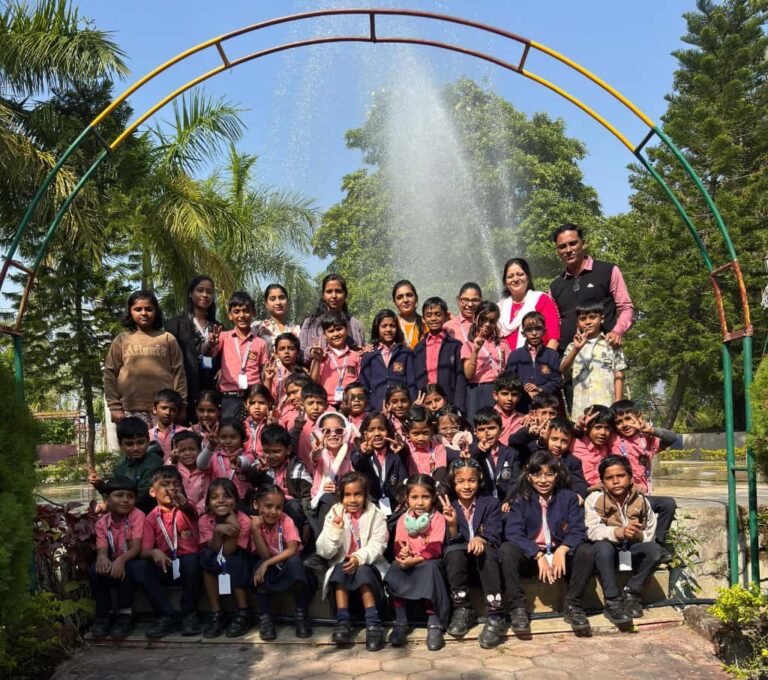 (मनेन्द्रगढ़) लिटिल मिलेनियम एवं अलास्का पब्लिक स्कूल के विद्यार्थियों ने नीलम सरोवर पार्क में मनाया बाल दिवस