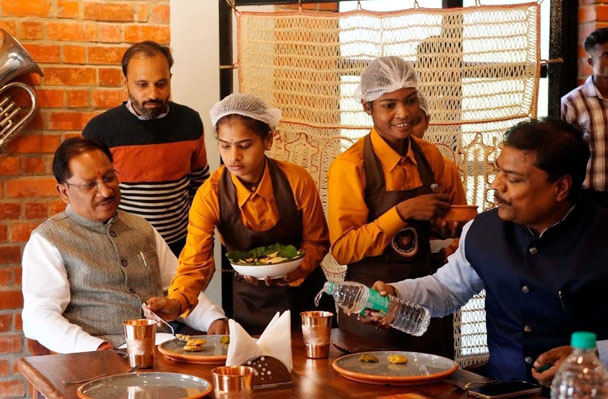 (जगदलपुर) बम बारूद से कहर ढाने वाले हाथों ने मुख्यमंत्री को परोसे गरमा गरम बड़े और काफी