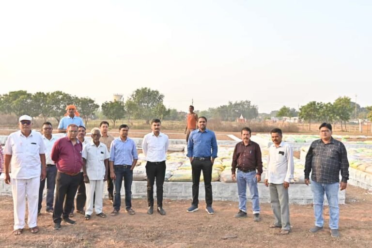 (धमतरी) धान खरीदी केंद्रों की तैयारियों का कलेक्टर ने लिया जायजा