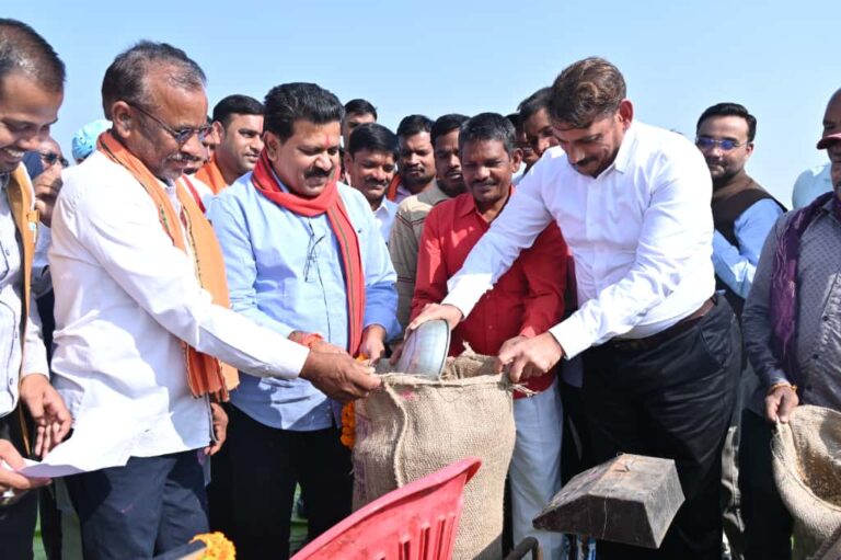 (कवर्धां) उपमुख्यमंत्री विजय शर्मा ने कबीरधाम जिले में आज बोड़ला विकासखंड के धान उपार्जन केंद्र महराजपुर से समर्थन मूल्य पर धान खरीदी महापर्व का शुभारंभ किया