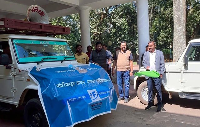 (जशपुरनगर) अपर कलेक्टर साहू ने फोर्टिफाइड चावल के प्रचार के लिए रथ को हरी झंडी दिखाकर किया रवाना