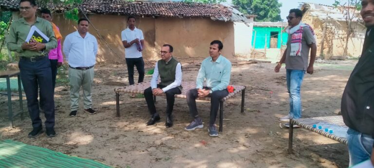 (कोरबा) कलेक्टर ने गढ़ उपरोड़ा में ग्रामीणों से सीधे सुनी समस्याएँ