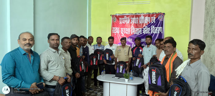 (गरियाबंद) सड़क सुरक्षा मितानों को दी गई राहवीर योजना के बारे में जानकारी