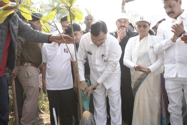 (कोरबा) एक पेड़ मां के नाम अभियान के तहत किया पौधरोपण