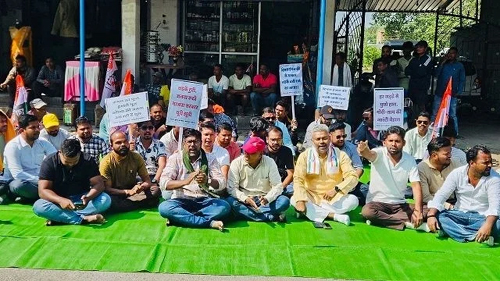 (कोरबा) जर्जर बालगीखार रोड पर युवा कांग्रेस का हल्ला बोल, मरम्मत की मांग को लेकर धरना