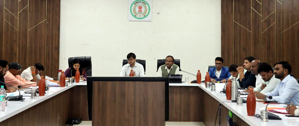 (बीजापुर) जिले में सुव्यवस्थित धान खरीदी, वनाधिकार पत्र वितरण और बुनियादी सेवाओं के प्रभावी क्रियान्वयन के निर्देश