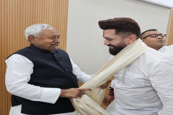 (पटना)बिहार : मुख्यमंत्री नीतीश कुमार से मिले चिराग पासवान, जीत की बधाई दी