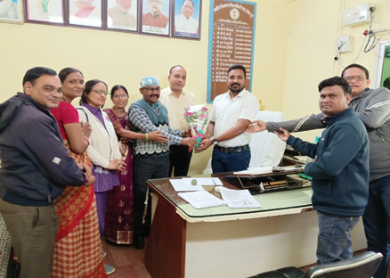 (पाटन) छत्तीसगढ़ प्रदेश शासकीय शिक्षक फेडरेशन ने समायोजन शाला के प्रभावित प्रधान पाठक बी.ई.ओ. पाटन- डी. के. देवांगन से मिले।