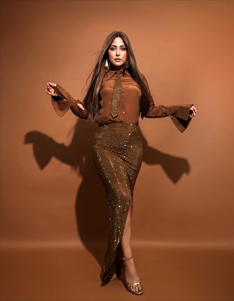 गॉर्जियस लुक में हिना खान का जलवा! ब्राउन शर्ट और टाई के साथ पहनी स्टार वाली स्कर्ट, लुक देख फटी रह गईं सबकी आंखें