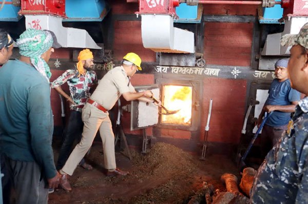 (कबीरधाम) पुलिस ने किया 1 करोड़ 23 लाख रुपये से अधिक मूल्य के 6 क्विंटल से अधिक गांजा व प्रतिबंधित दवाइयों का नष्टीकरण