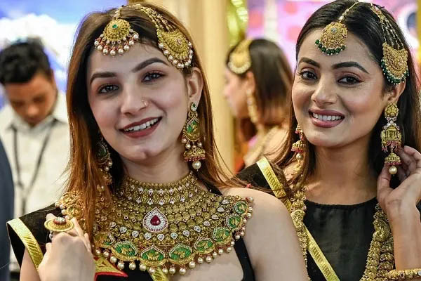 वेडिंग सीजन से पहले सोना 12,000 तक सस्ता, चांदी में भी आई भारी गिरावट