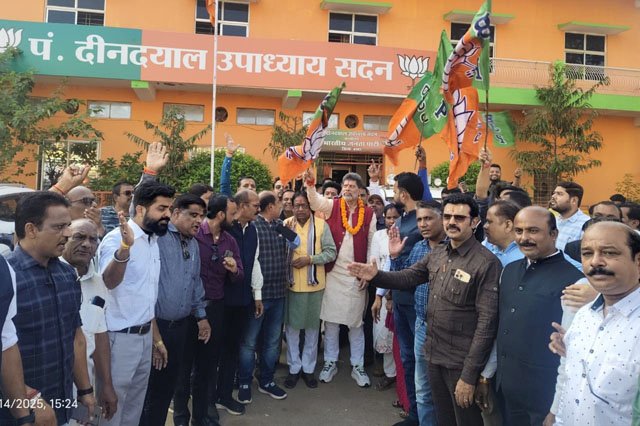 (जगदलपुर) बिहार चुनाव में जीत पर भाजपा प्रदेश अध्यक्ष ने कार्यकर्ताओं का मुंह मीठा कराया और जीत की खुशी में शरीक हुए