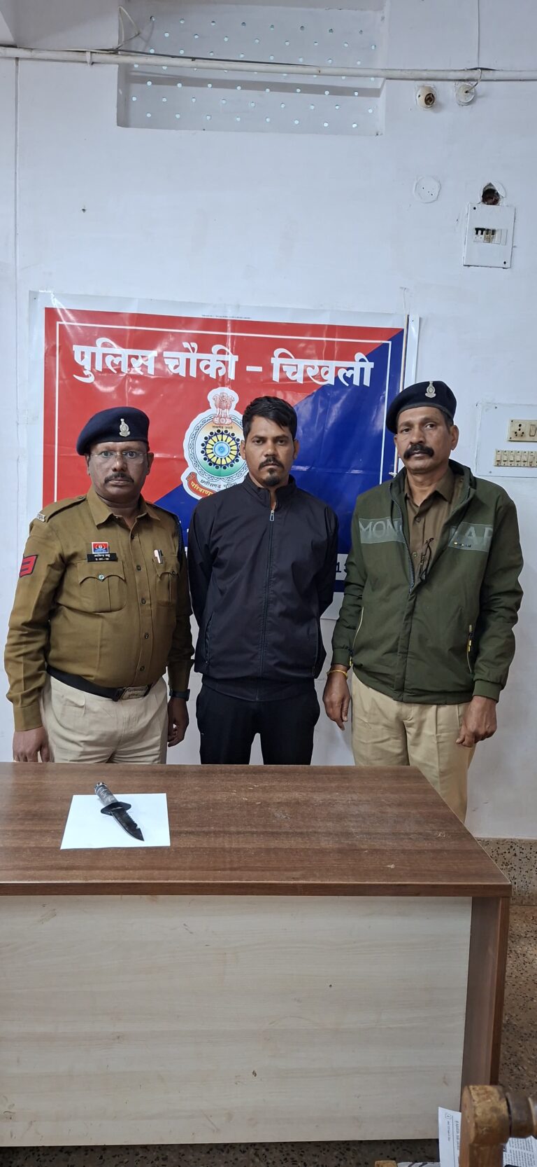 (राजनांदगांव) चौकी चिखली पुलिस की कार्यवाही,चाकू लहराकर डराने वाले बदमाश पर कार्यवाही