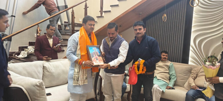 भाजपा नेता राकेश सिंह ने लोजपा कोटे से बने मंत्री संजय कुमार सिंह को सम्मानित किया
