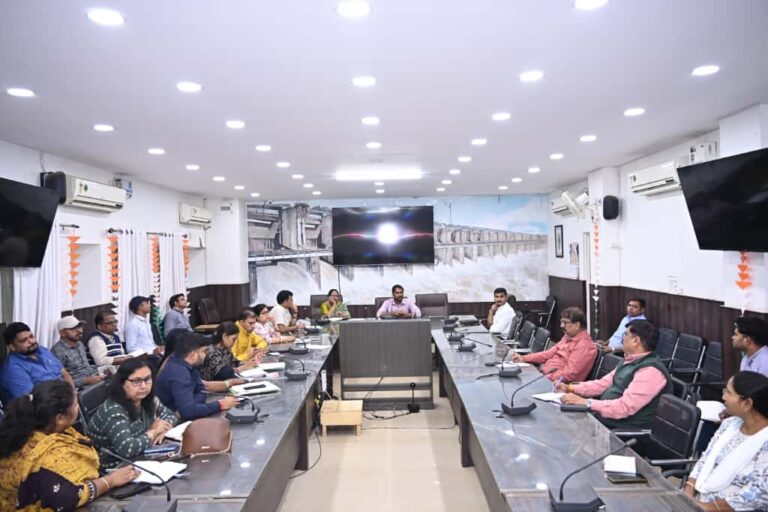 (धमतरी) केन्द्रीय कृषि मंत्री के प्रस्तावित कार्यक्रम के तैयारियों को लेकर कलेक्टर ने ली बैठक