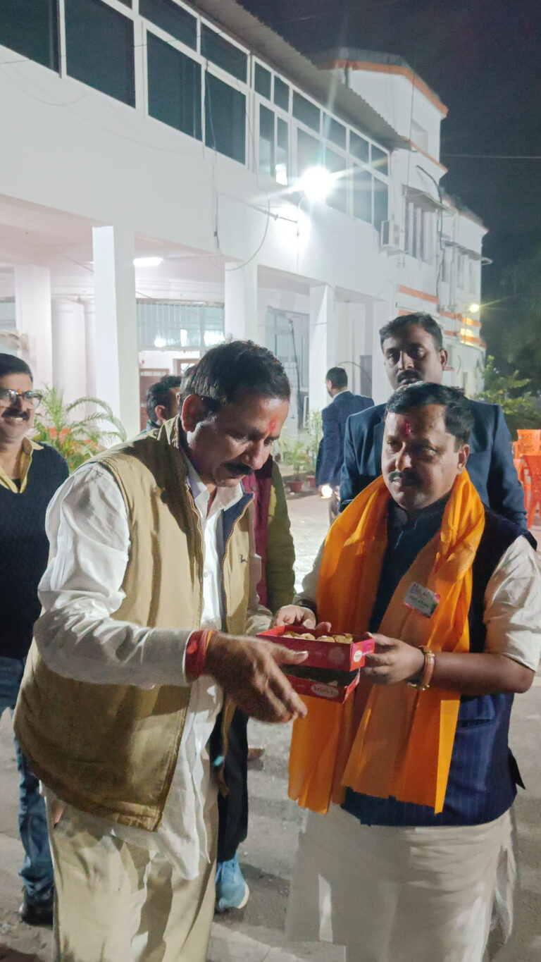 बाबा हरिहरनाथ मंदिर में नितिन नवीन को राकेश सिंह ने सम्मानित किया